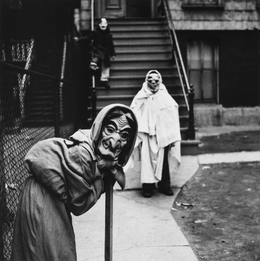 《シカゴ　ハロウィン》
1948-52年　Chicago, Halloween　©高知県, 石元泰博フォトセンター